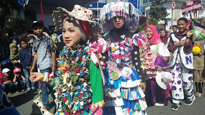 Pakaian Daur Ulang dan Atraksi Menegangkan Meriahkan Pawai Alegoris di Padangpanjang