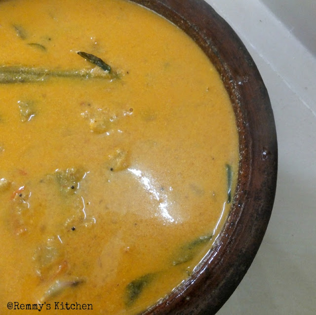 Unakkachemmeen manga muringakka curry/ Dry prawns with raw mango in coconut gravy