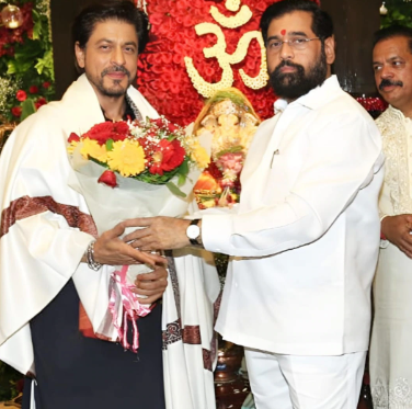 At Eknath Shinde's Ganpati celebrations, SRK, Salman, and others were there. Orry leads the aarti