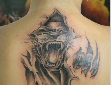 TATTOO DE TIGRE SALIENDO DE ESPALDA