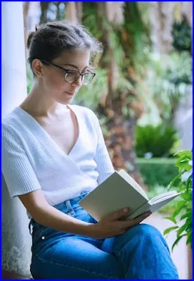 Mujer leyendo. Actividades de ocio y tiempo libre.