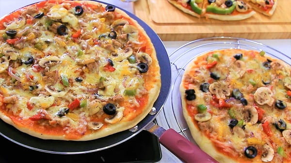 كيفية تحضير بيتزا بالدجاج والخضر في المقلاة