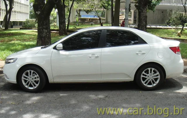 Kia Cerato 2011 - Branco - Automático - lateral