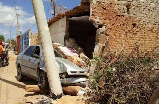 Motorista perde controle da direção e carro invade residência em Irecê