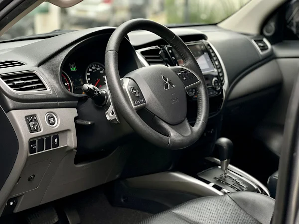 MITSUBISHI L200 TRITON - Interior