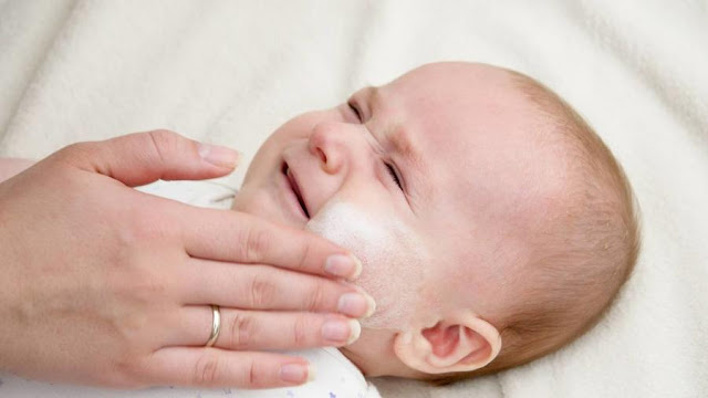 تنظيف وجه الرضيع,طريقة تنظيف وجه الرضيع,كيفية تنظيف وجه الرضيع,مسح وجه الرضيع,تنظيف وجه الميت في المنام,تنظيف بشرة الطفل الرضيع,مراحل تنظيف وجه الرضيع,جل تنظيف الوجه