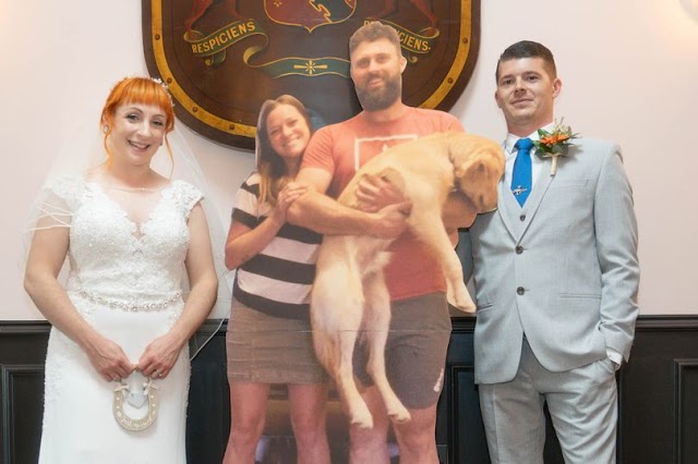 Pasangan Ini Menghabiskan £ 2000 Untuk CardBoard Dengan Wajah Teman-Temannya Sehingga Mereka Dapat Mengadakan Pesta Pernikahannya
