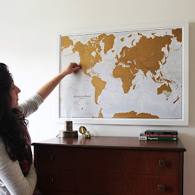 Foto de mapa mundial. Una idea de regalo para planear sus próximos viajes juntos.