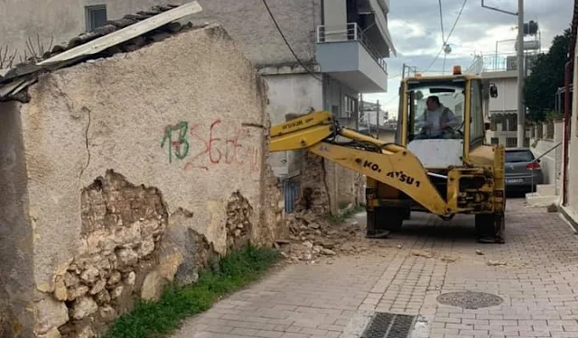 Κατεδάφισαν παλαιά ετοιμόρροπη κατοικία στο Άργος