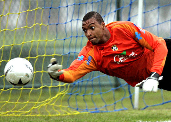 Goleiro Dida acerta com a Portuguesa