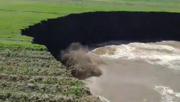 Socavón de Puebla sorprende a todos por extraña presencia de “olas”, se teme lo peor