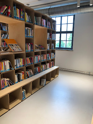 Münchner Stadtbibliothek im HP8の本棚