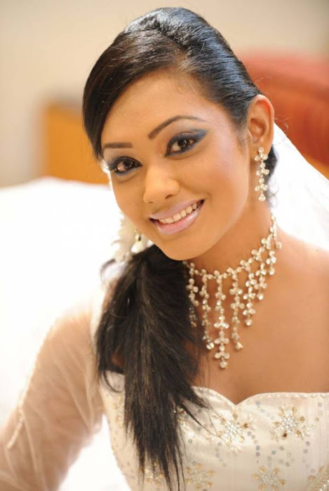 yureni noshika in sri lankan country bridal dress actress pics