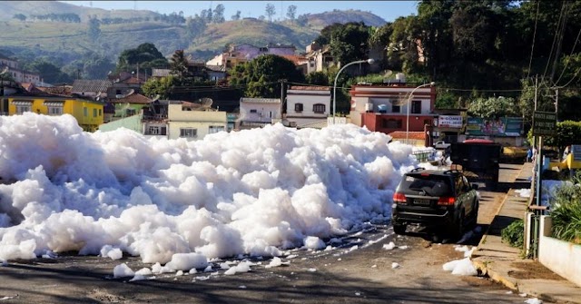 Espuma da poluição do rio Tietê avança sobre cidades no interior de SP