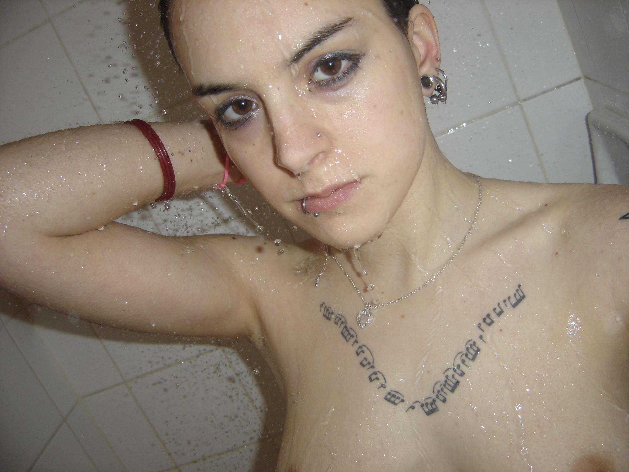 cewek bule seksi latina punya tato dan tindik pamer toket cilik dan foto bugil pas mandi 