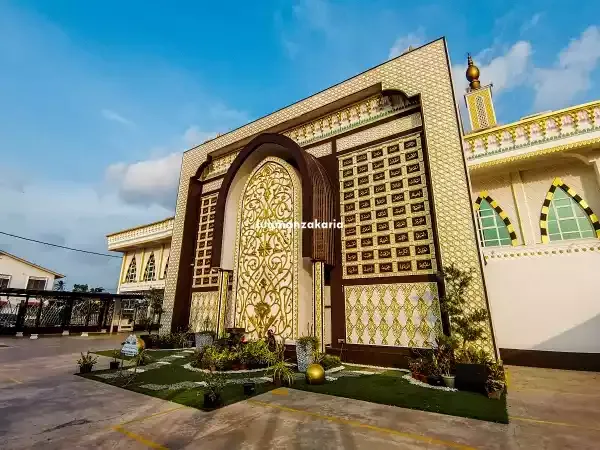 Suasana Di luar Masjid Sultan Ismail Petra Mukim Banggol