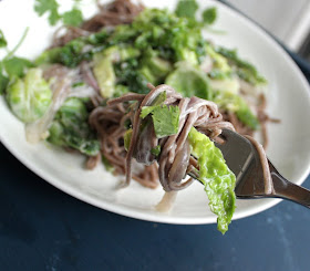 Oppskrift Soba Nudler Sobanudler Wok Savoykål Rosenkål Banansjalottløk Vegetarmat Kokosmelk Ingefær Chili Glutenfri