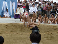 砂が飛び散る迫力満点