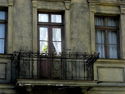 Hausfassade mit Balkon. 