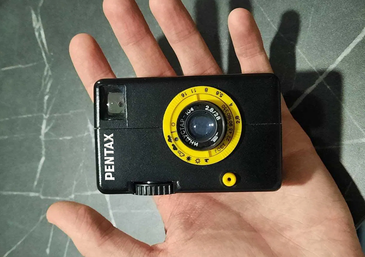 Фотоаппарат Агат-18 в руке