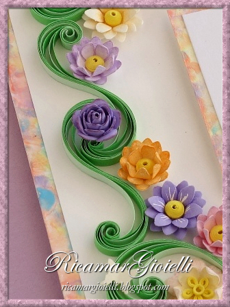 Biglietto di Buon Compleanno realizzato con fiori 3D e tecnica quilling