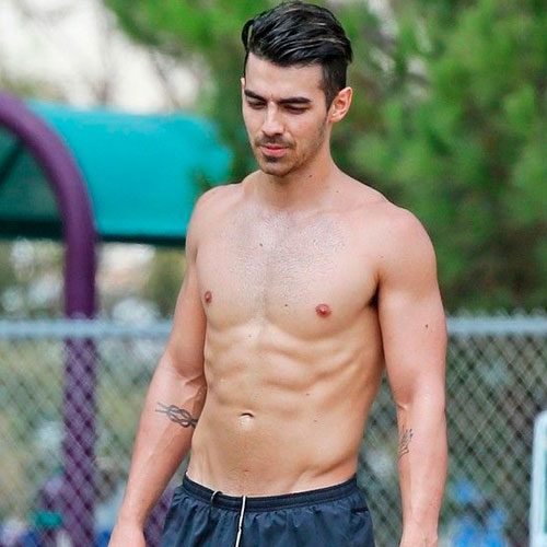 Joe Jonas sem camisa