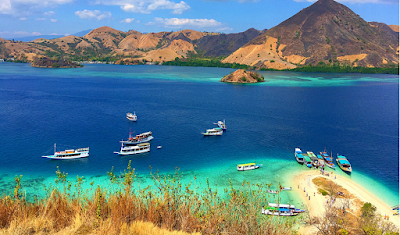 Warna super tosca mewarnai garis pantai di Pulau Kelor Labuan Bajo