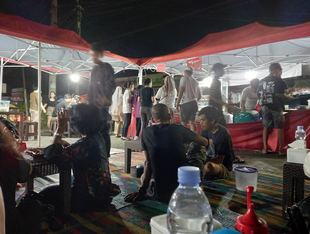 suasana malam di ayam bebek bumbu hitam madura (dok.pribadi / Bambang JP)