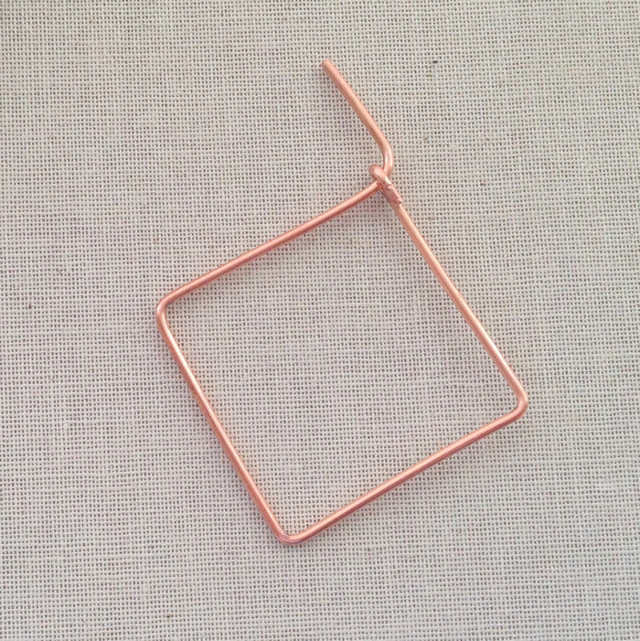 DIY: why buy store bought frames and links when you can make your own with wire.  Free tutorial to make a diamond shaped wire frame: Lisa Yang's Jewelry Blog