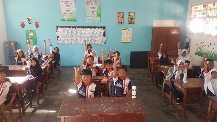 Kegiatan Minum Obat Cacing Bersama di SDN Pakisan 1
