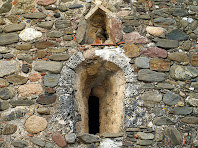 Finestra d'espitllera en l'absis de Sant Jaume de Rifà