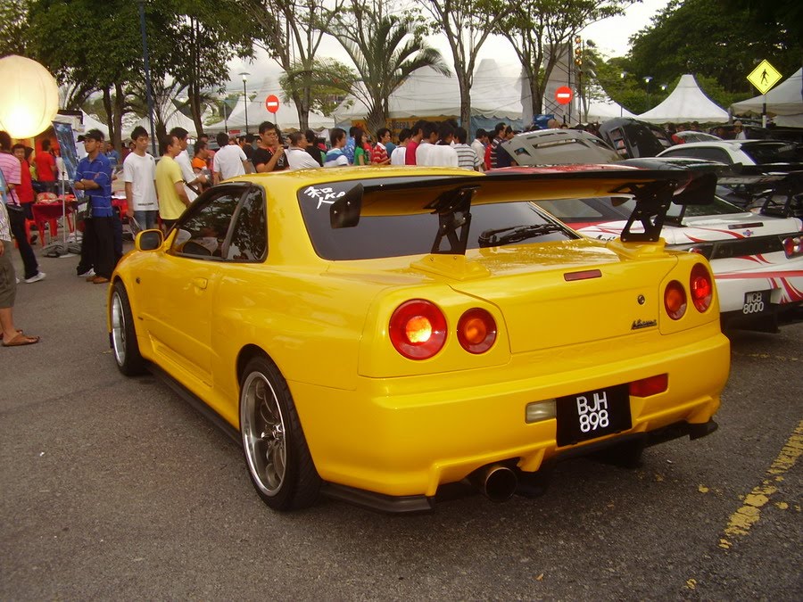 Click image for zoom or see more pictureNissan Skyline R34 Yellow