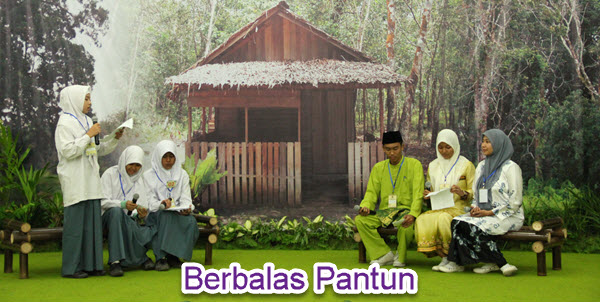 Berbalas pantun merupakan kegiatan membaca pantun secara bergantian Permainan Berbalas Pantun