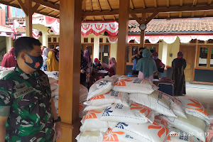 464 KK Warga Desa Klapagading Gembira Dapat Jatah Dua Karung Beras