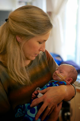 Johanna som är Sebastians gudmor håller Sebastian för första gången