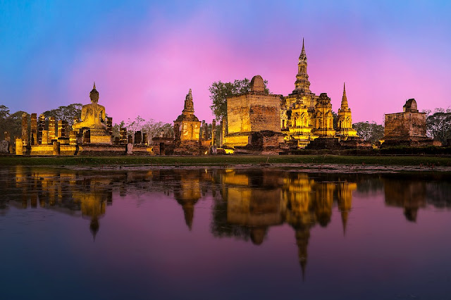 Sukhothai nằm cách Bangkok gần 427 km về phía Bắc, từng là thủ đô của Thái Lan từ năm 1238 đến 1438. Với diện tích hơn 6.600 km2, cùng nhiều di tích lịch sử như hoàng thành, đền thờ Phật và công viên lịch sử Sukhothai, cố đô này đã được UNESCO công nhận là Di sản Văn hóa Thế giới vào năm 1991.