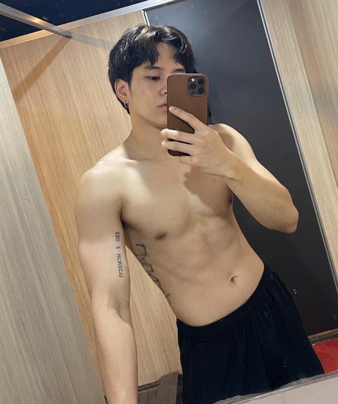 33 mirror selfies of BL actors with muscles that will make you excited