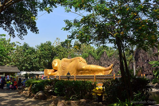 Patung Buddha Tidur yang menjadi objek wisata di Trowulan