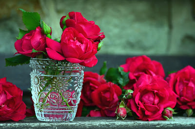 Excellent-benefits-of- rose-water-and-its-method-to-make-at-home