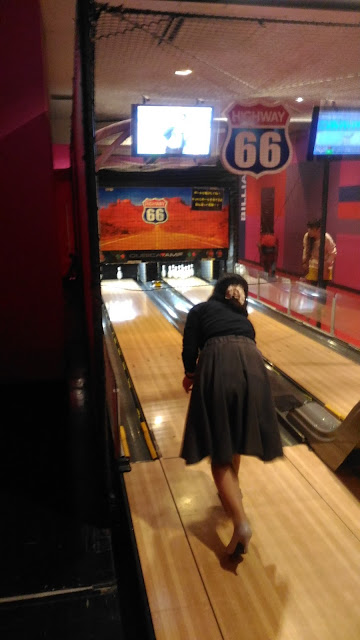 Sumire qui joue au mini-bowling
