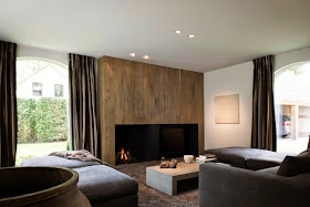 sala moderna con chimenea