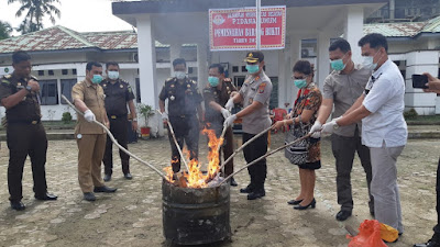 Pemusnahan Barang Bukti Kejahatan Di Kajari Nias Selatan Dihadiri Oleh Kapolres Nisel