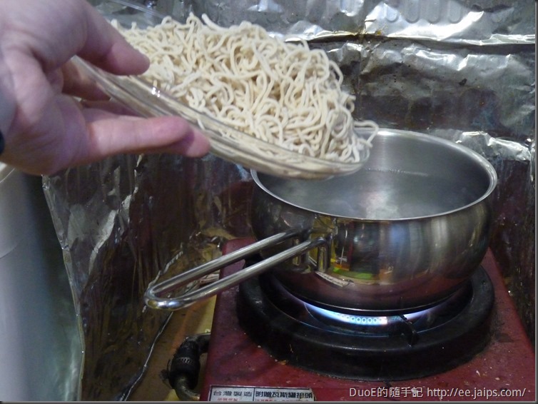 煮麵步驟二：下麵