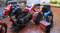 Moto/triciclo adaptada feita por Cadeirante