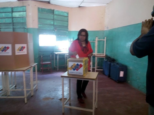 VIDEO: Candidata a la reelección de Alcaldia de San Fernando sufragó en centro de votación Creación de San Fernando.