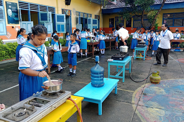 Memasak Jajanan Tradisional dalam Cooking Day 2024