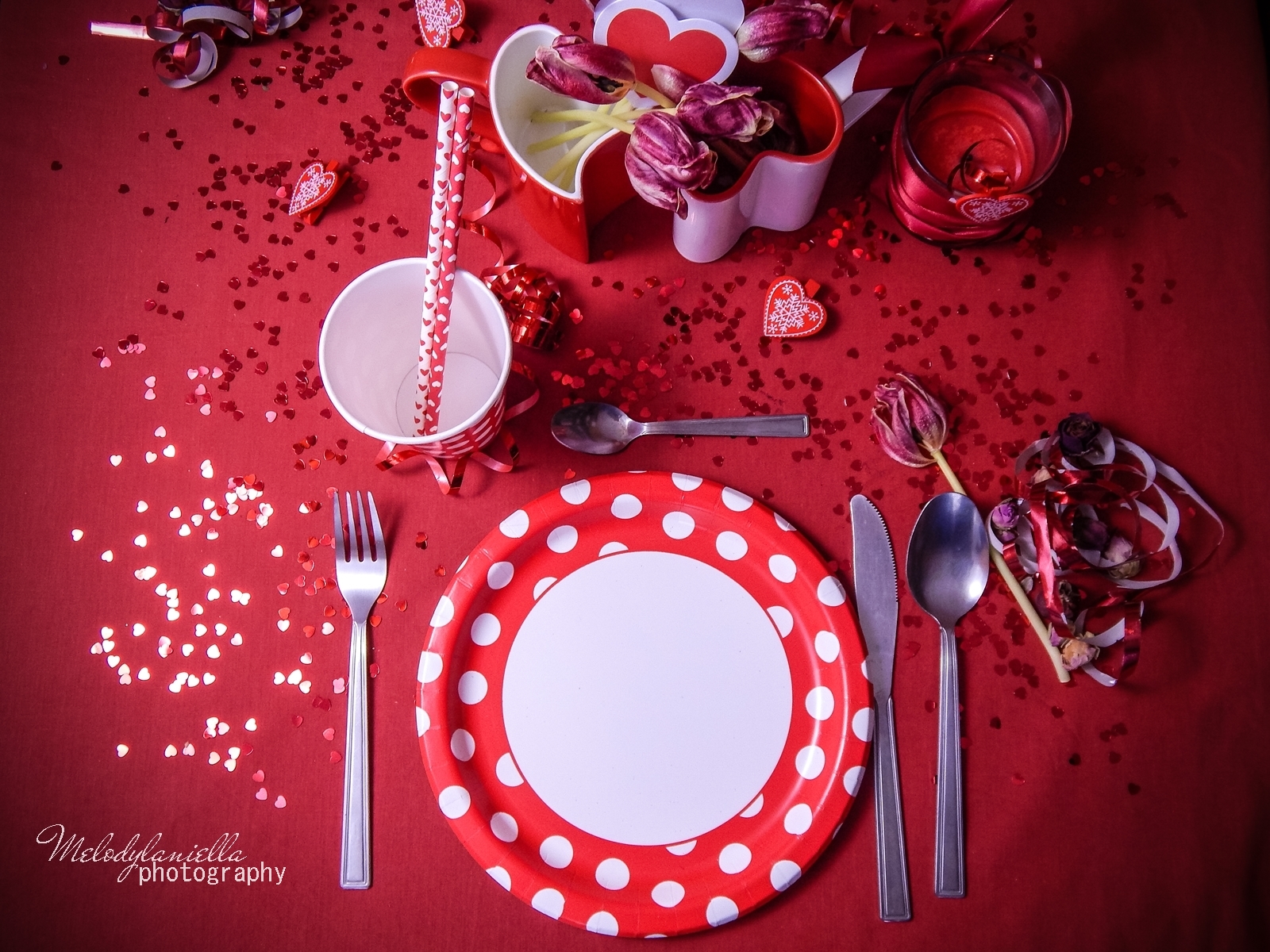 8 jak udekorować stół na walentynki walentynkowa kolacja pomysły na walentynkowe prezenty walentynkowe dekoracje home interior valentines blog melodylaniella partybox red confetti