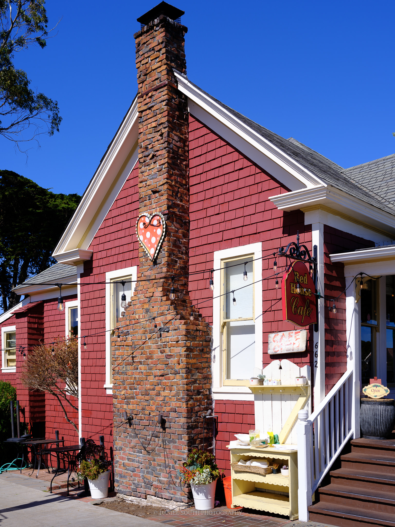 a photo of the red house cafe in pacific grove california