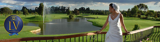 Novia mirando campo de golf