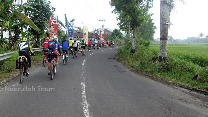 Iringan sepeda menuju desa Wisata Grogol